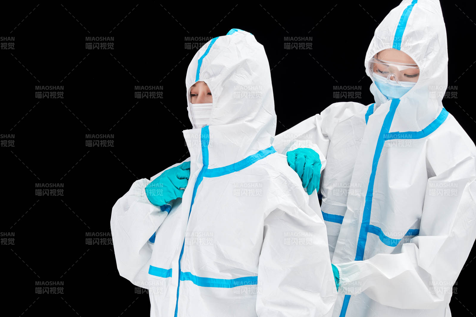 穿白色防護服佩戴護目鏡口罩的防疫人員