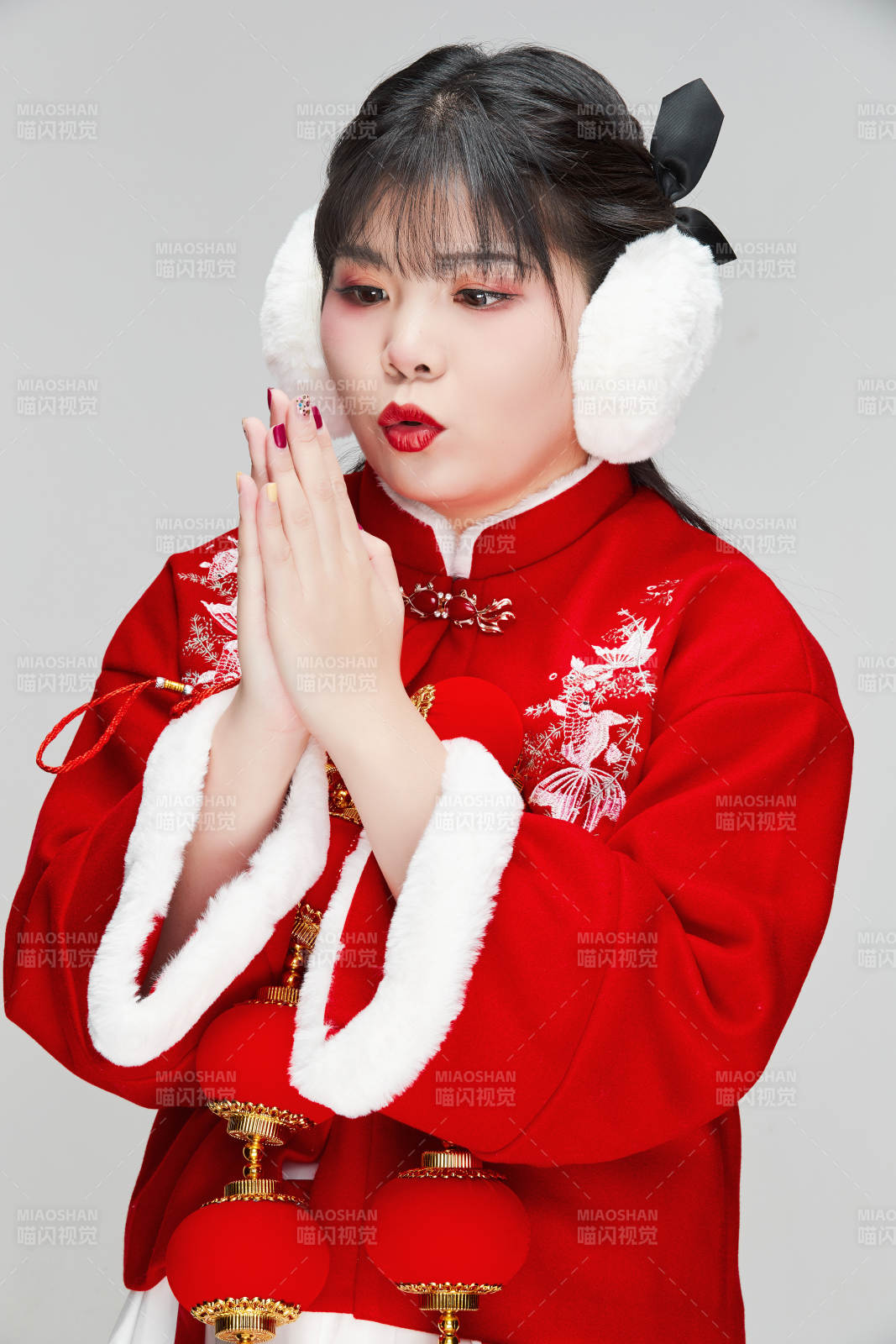 手提紅燈籠身穿喜慶漢服的可愛少女