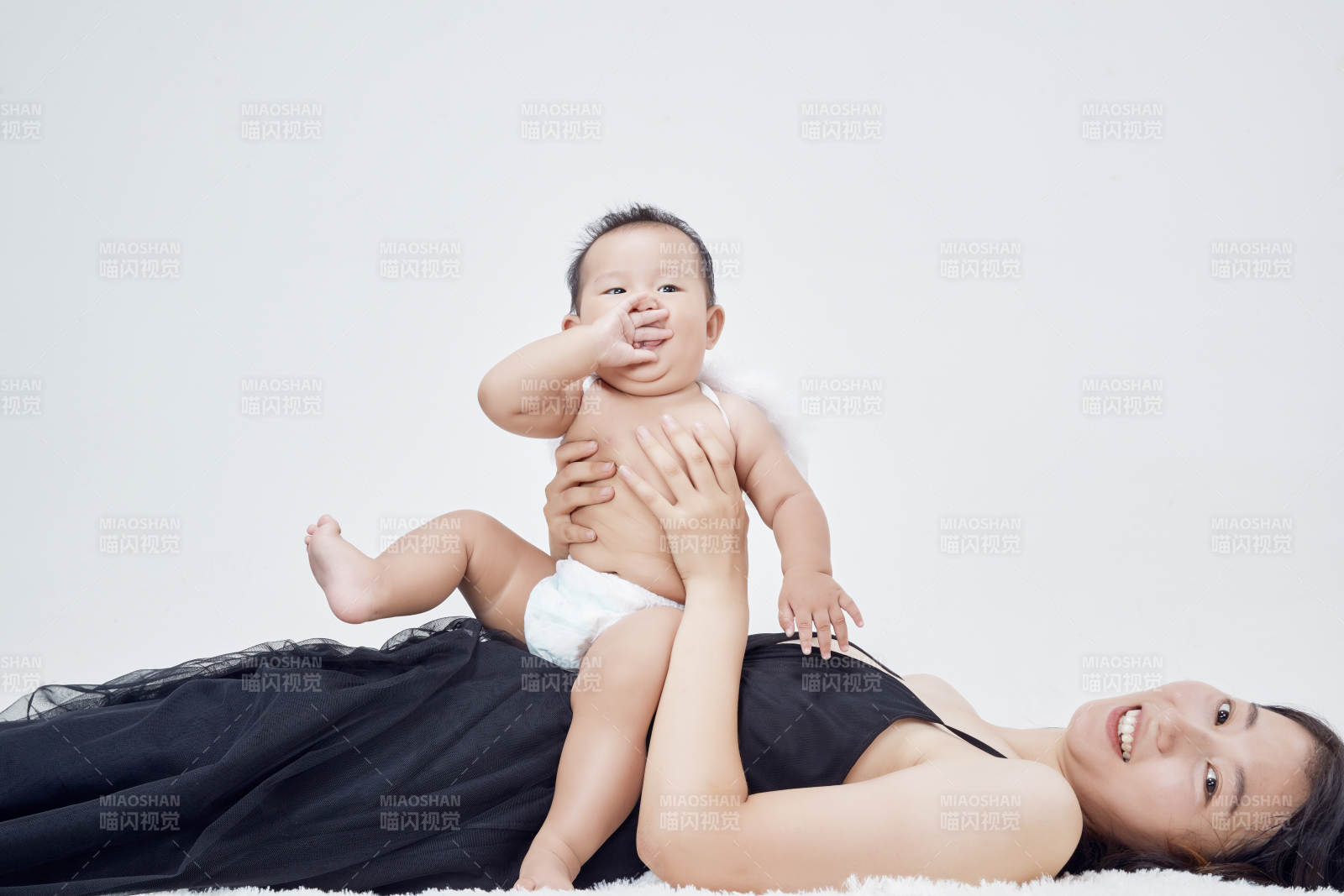 媽媽陪伴寶寶快樂的玩耍