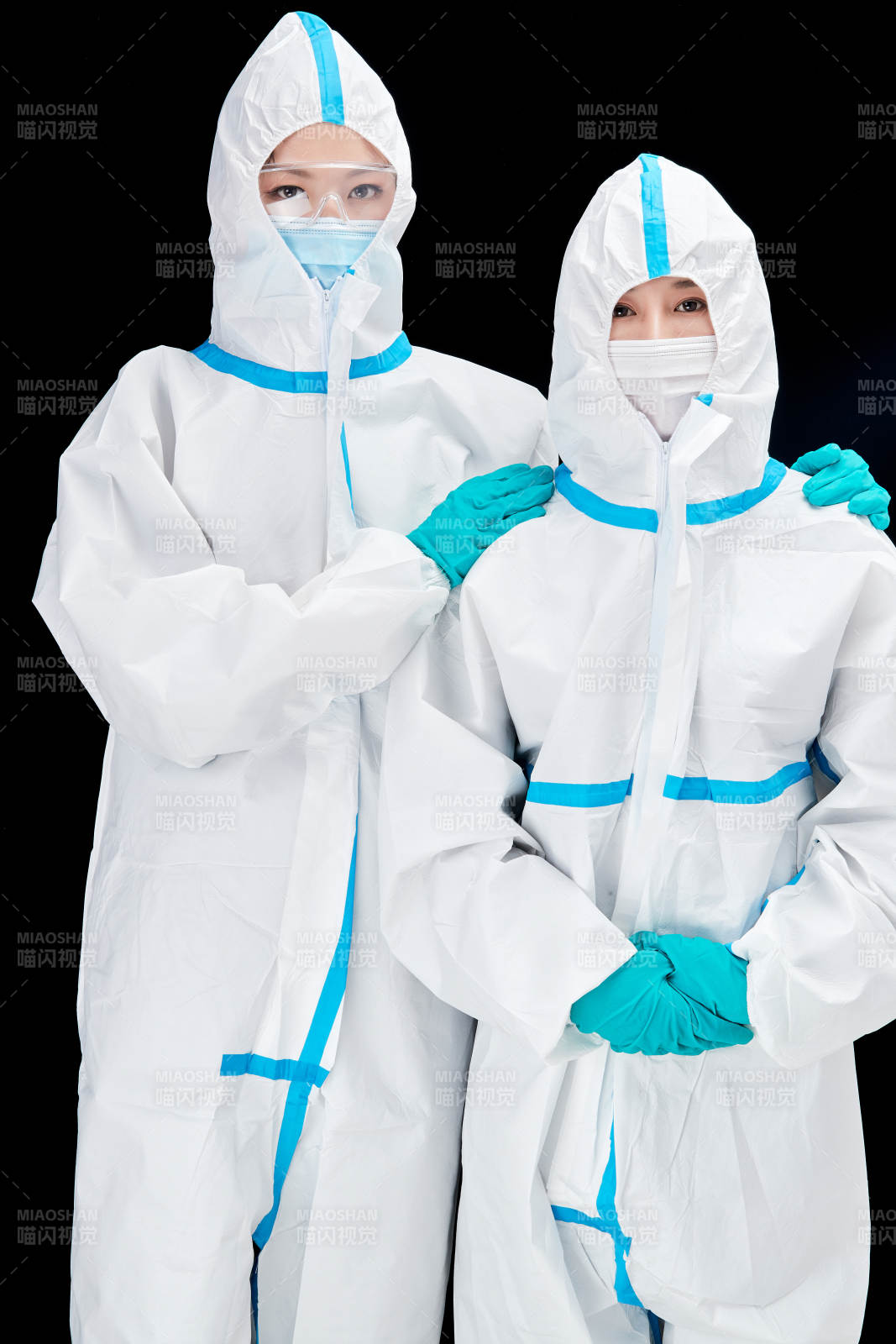 穿白色防護服佩戴護目鏡口罩的防疫人員