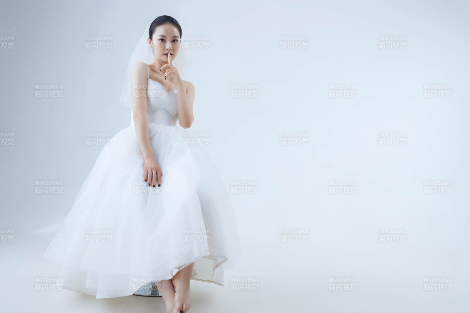 棚拍白色背景下的潔白婚紗新娘美妝