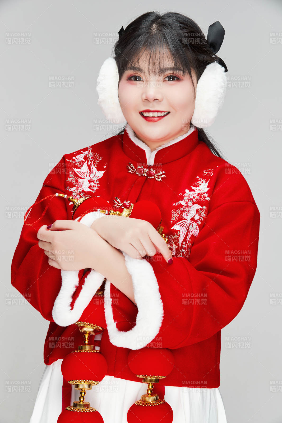 手提紅燈籠身穿喜慶漢服的可愛(ài)少女