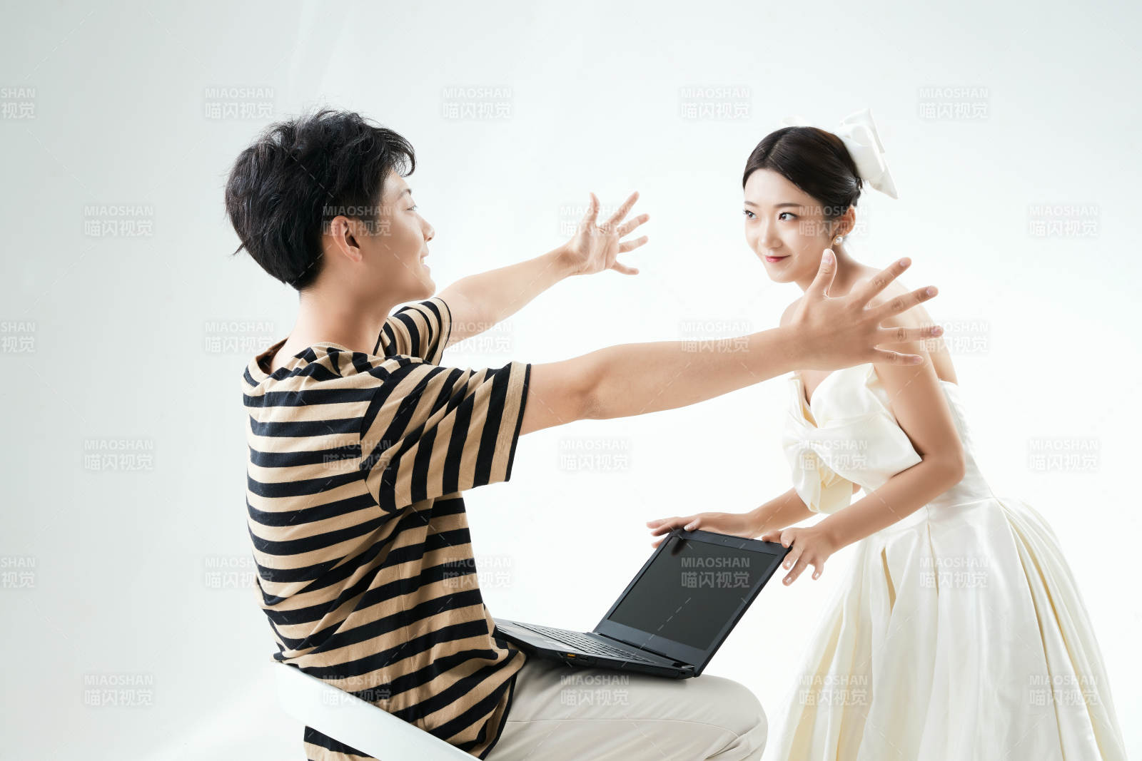 沉浸在網絡戀愛世界的青年男女