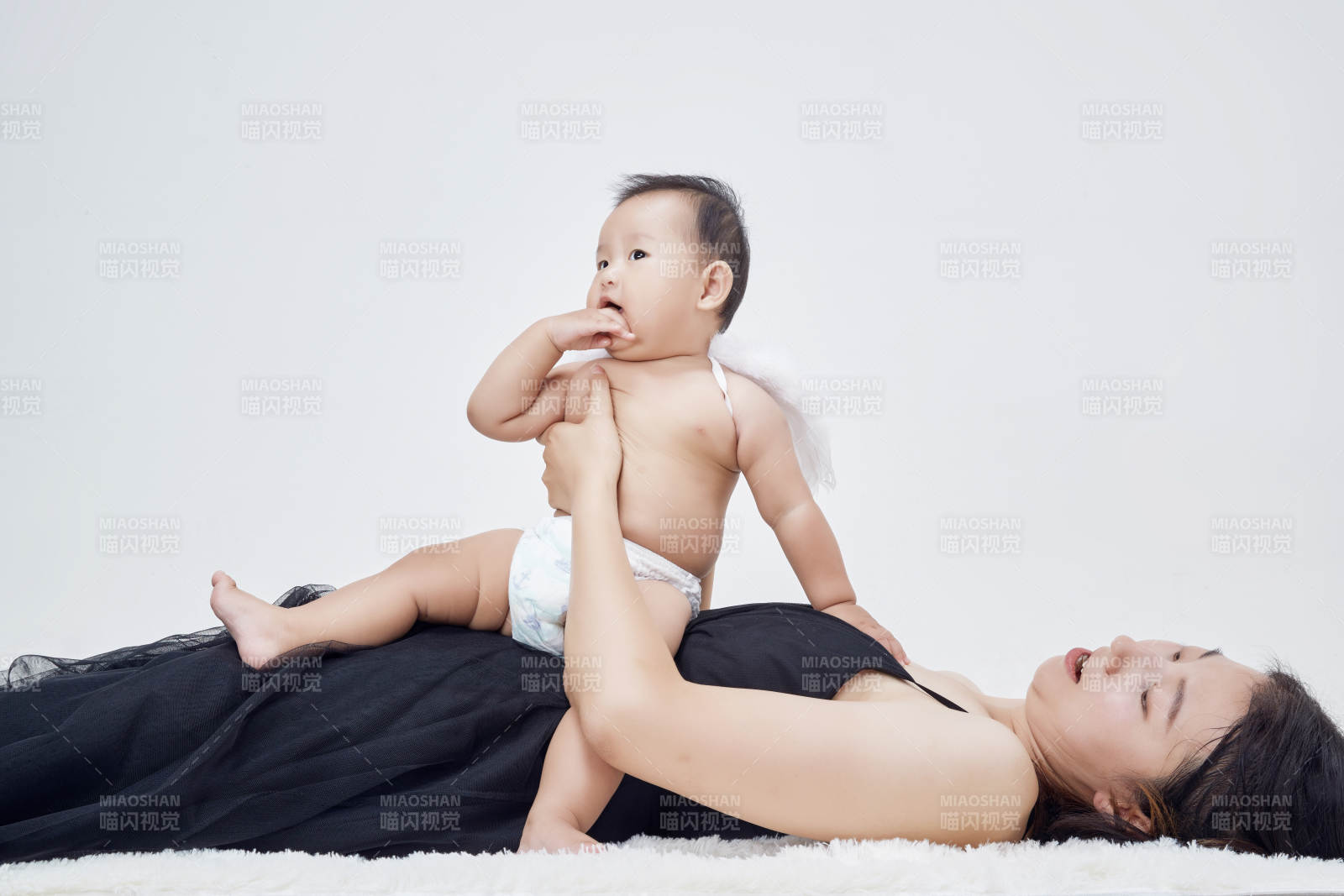 媽媽陪伴寶寶快樂的玩耍