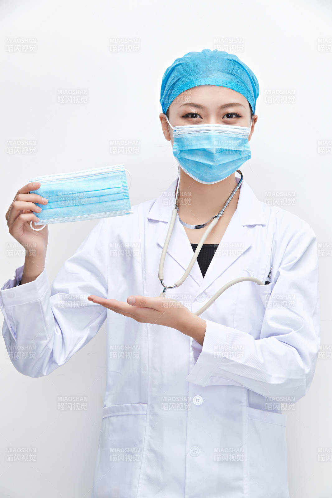 專業(yè)的醫(yī)護人員提示口罩佩戴的重要性