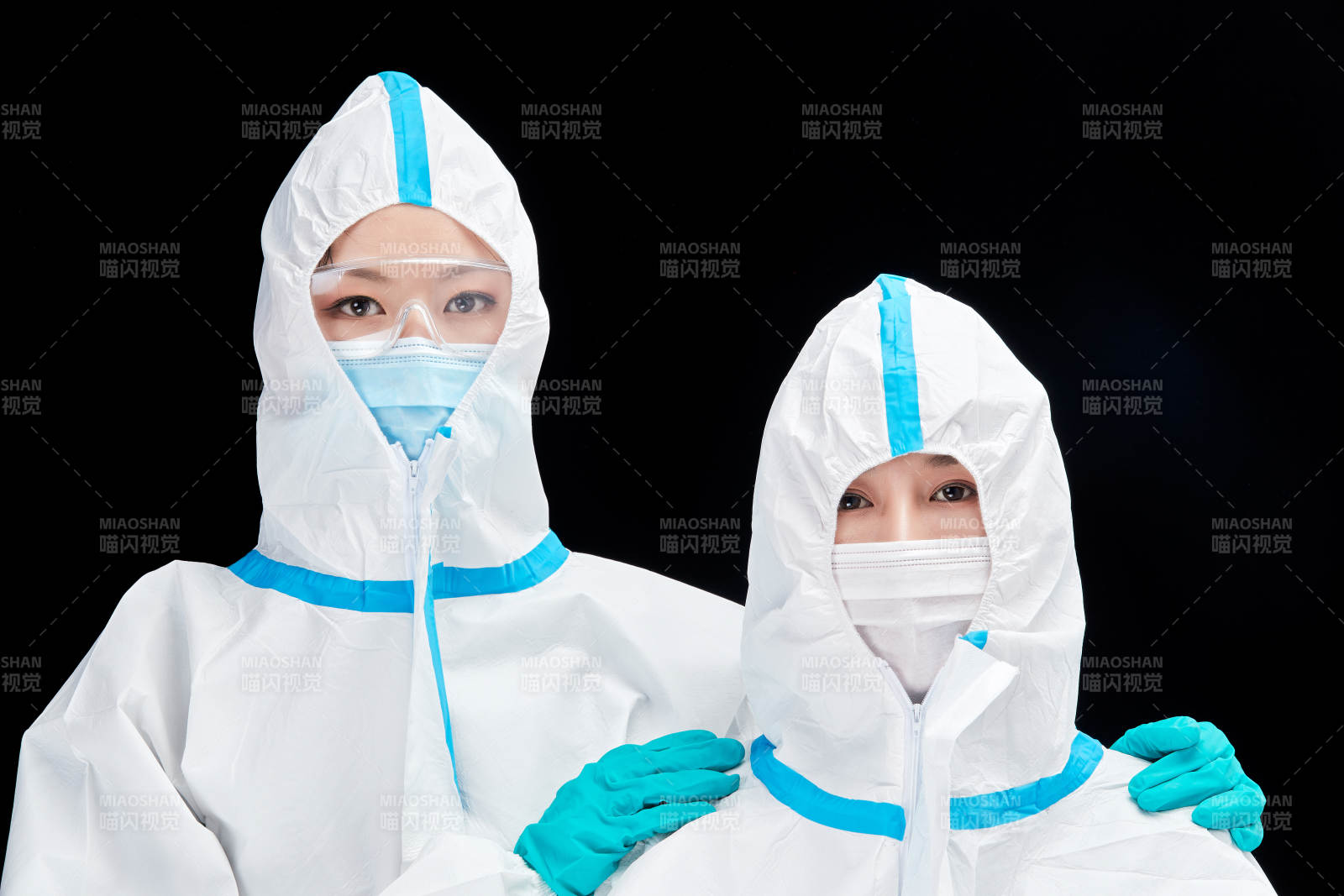 穿白色防護服佩戴護目鏡口罩的防疫人員