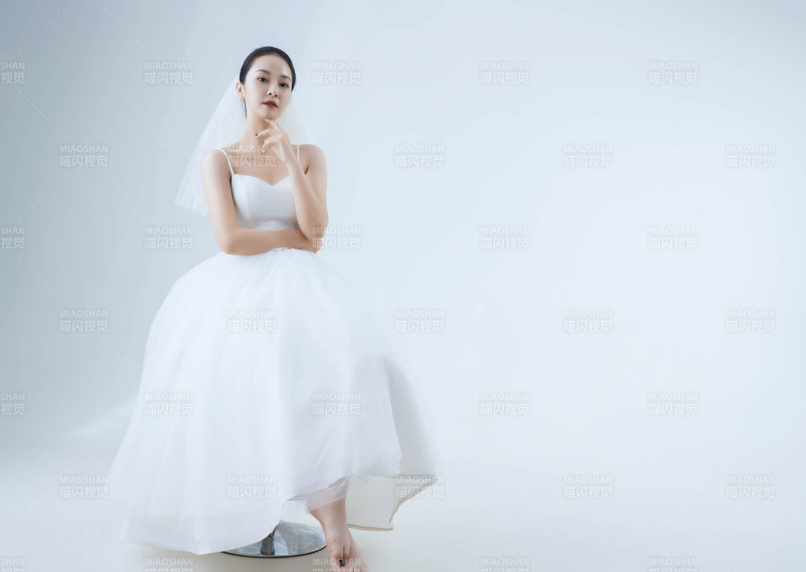 棚拍白色背景下的潔白婚紗新娘美妝