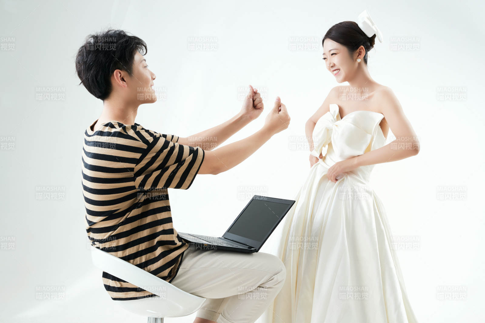 沉浸在網絡戀愛世界的青年男女