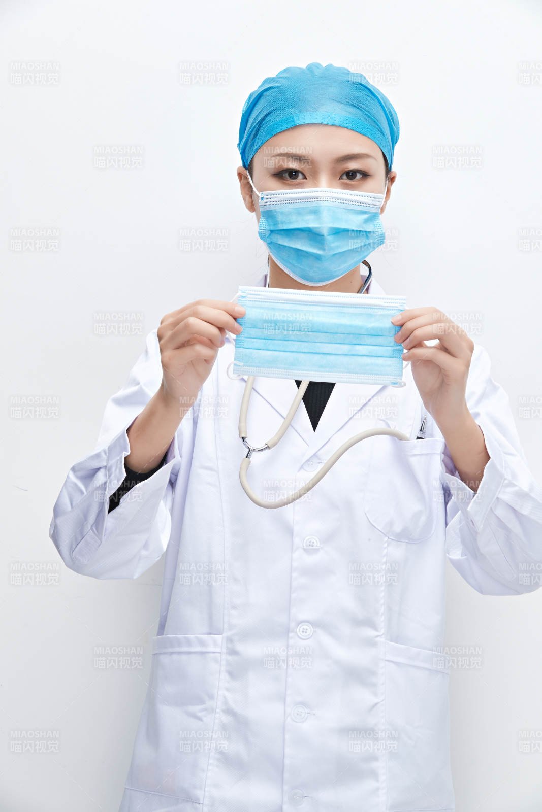 專業的醫護人員提示口罩佩戴的重要性