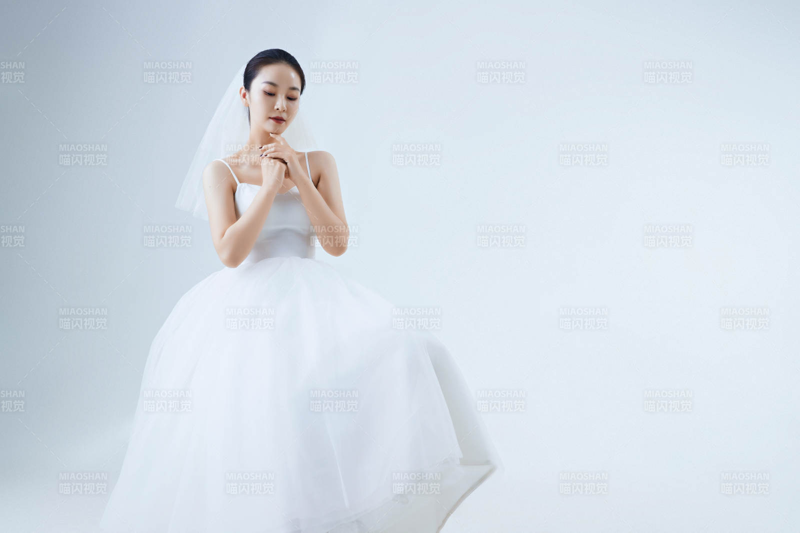 棚拍白色背景下的潔白婚紗新娘美妝