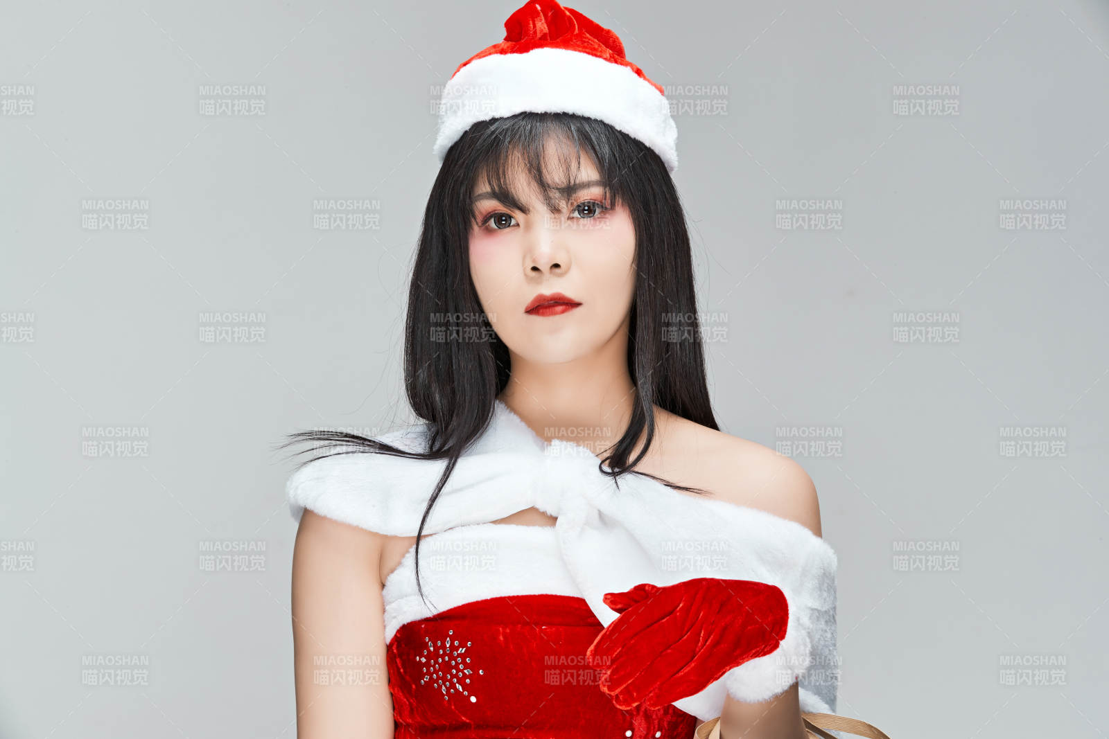 身穿圣誕服飾手提購物袋性感可愛的圣誕女郎