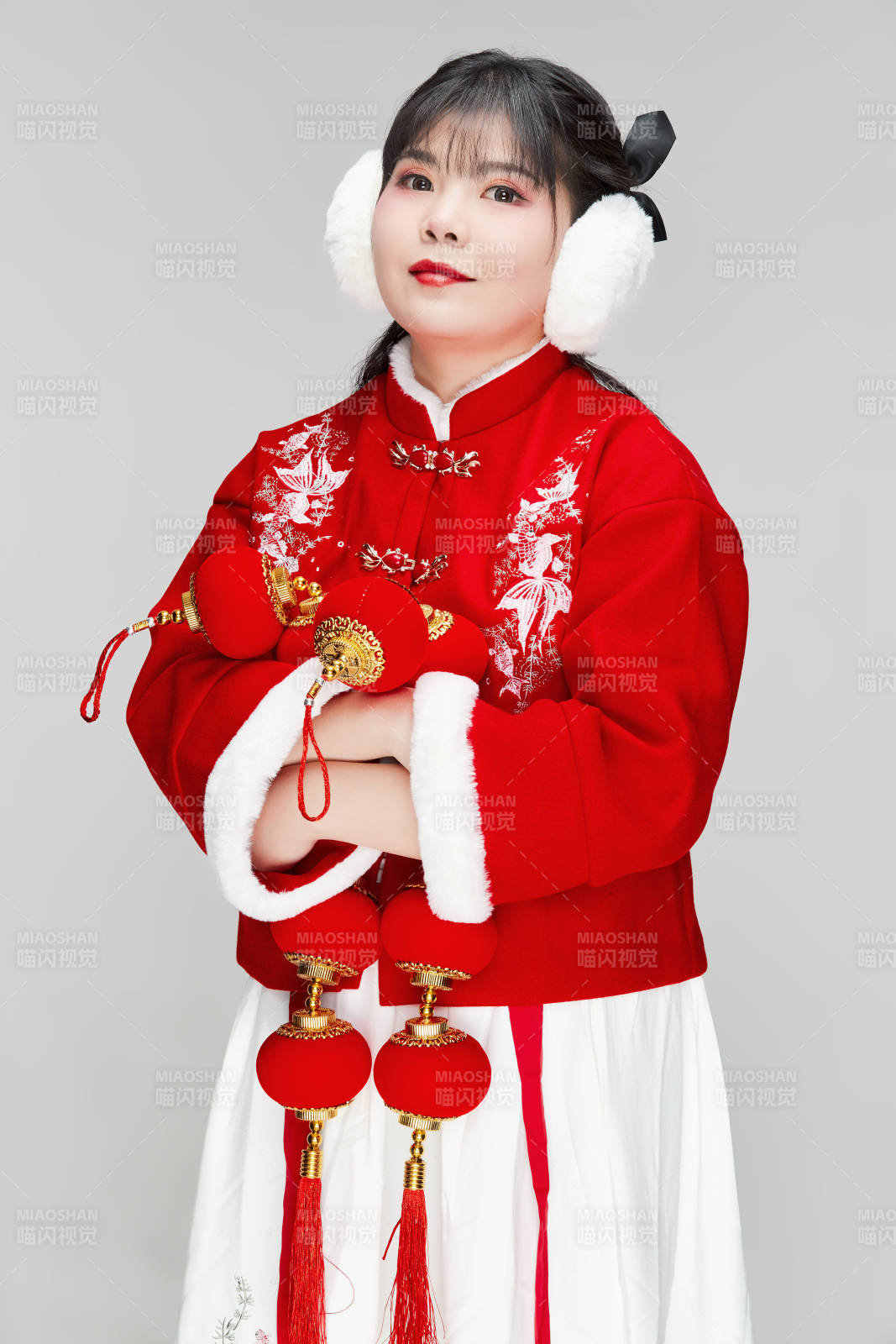 手提紅燈籠身穿喜慶漢服的可愛少女