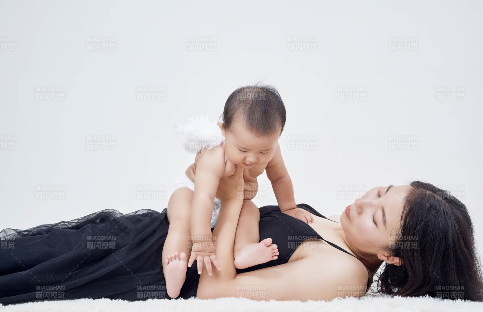 媽媽陪伴寶寶快樂的玩耍