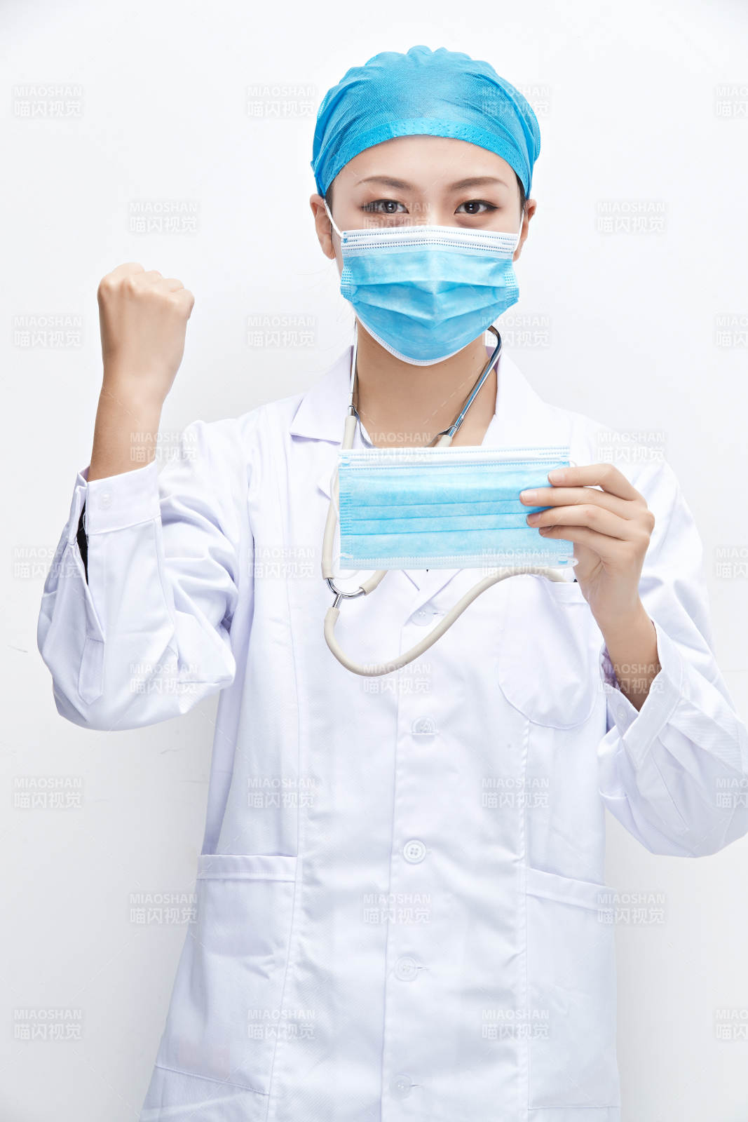 專業的醫護人員提示口罩佩戴的重要性