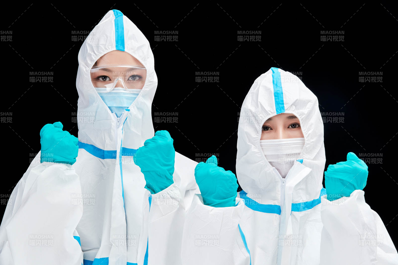 穿白色防護服佩戴護目鏡口罩的防疫人員