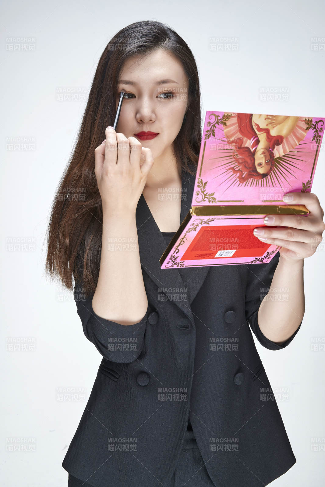 棚拍白色背景的亞洲青年女性化妝師