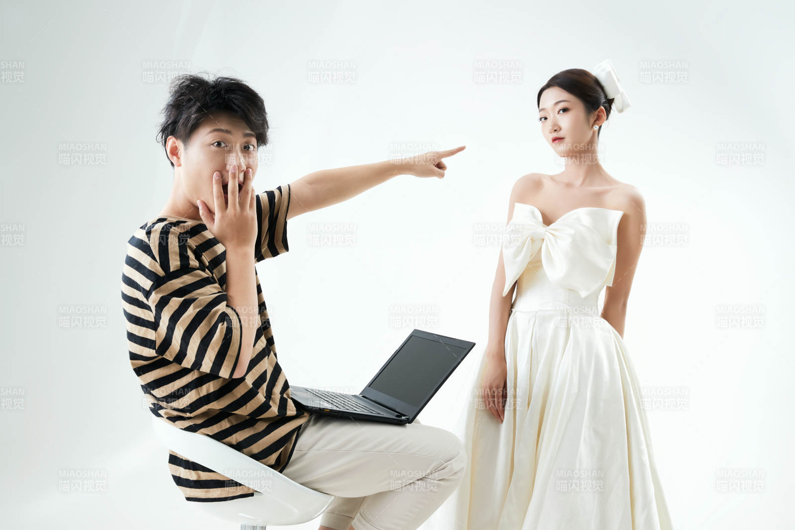 沉浸在網絡戀愛世界的青年男女