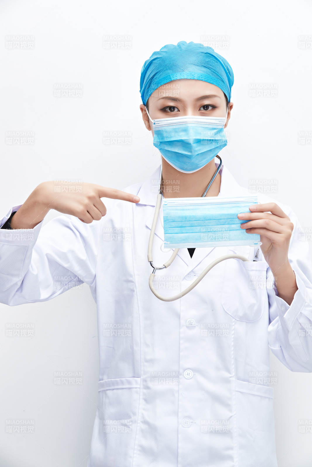 專業的醫護人員提示口罩佩戴的重要性