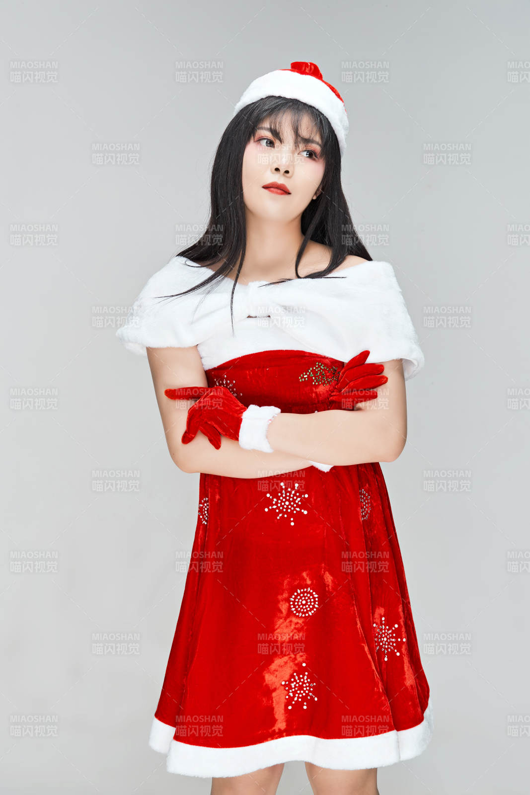 身穿圣誕服飾手提購物袋性感可愛的圣誕女郎