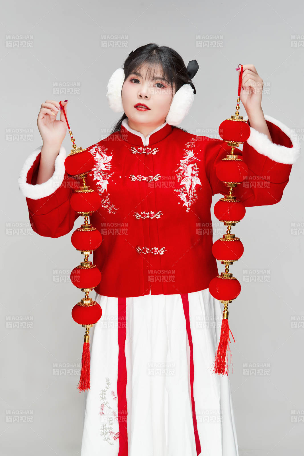 手提紅燈籠身穿喜慶漢服的可愛少女