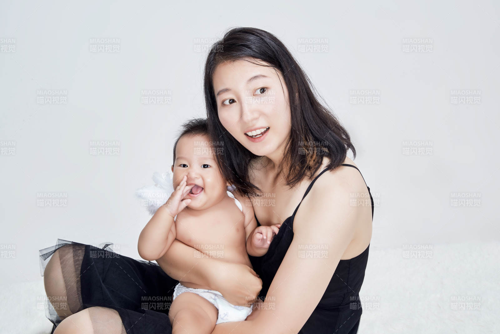 媽媽陪伴寶寶快樂的玩耍