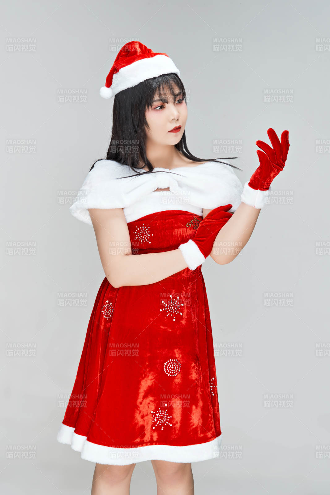 身穿圣诞服饰手提购物袋性感可爱的圣诞女郎