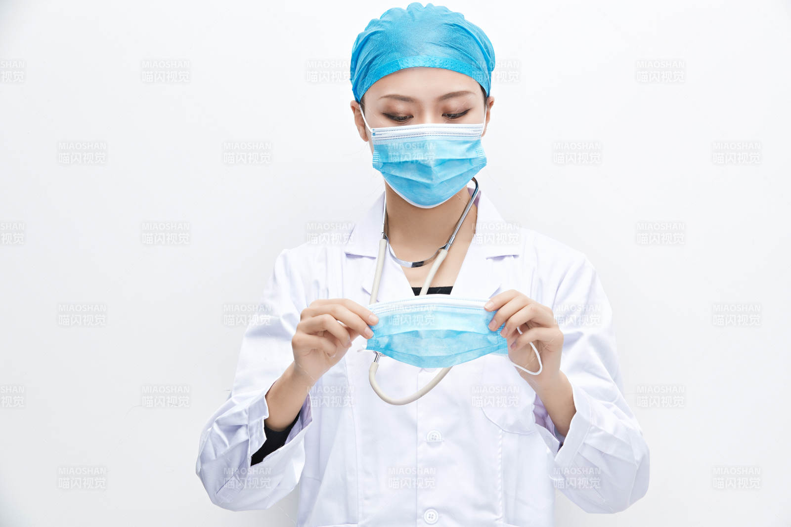 專業(yè)的醫(yī)護(hù)人員提示口罩佩戴的重要性