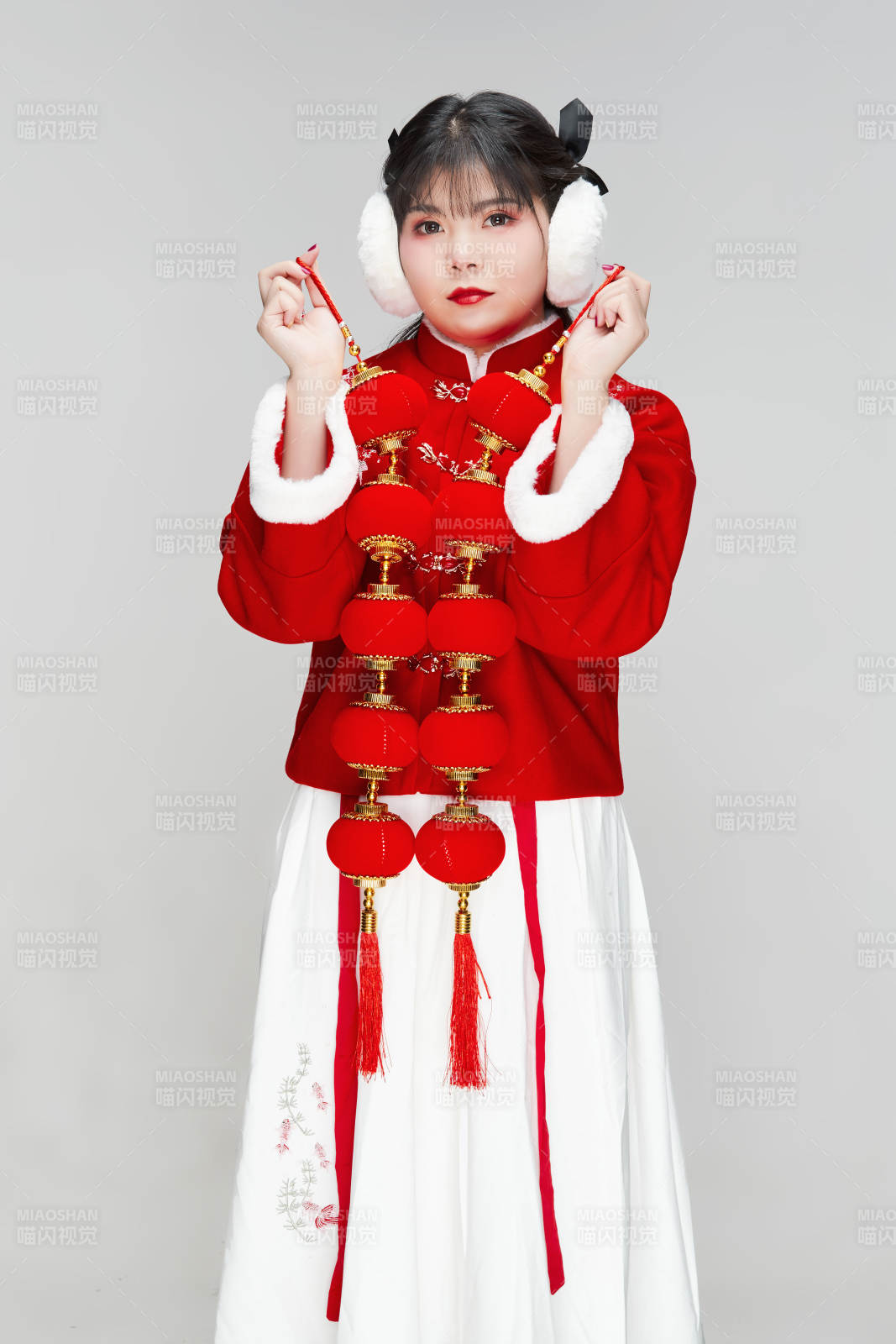 手提紅燈籠身穿喜慶漢服的可愛少女