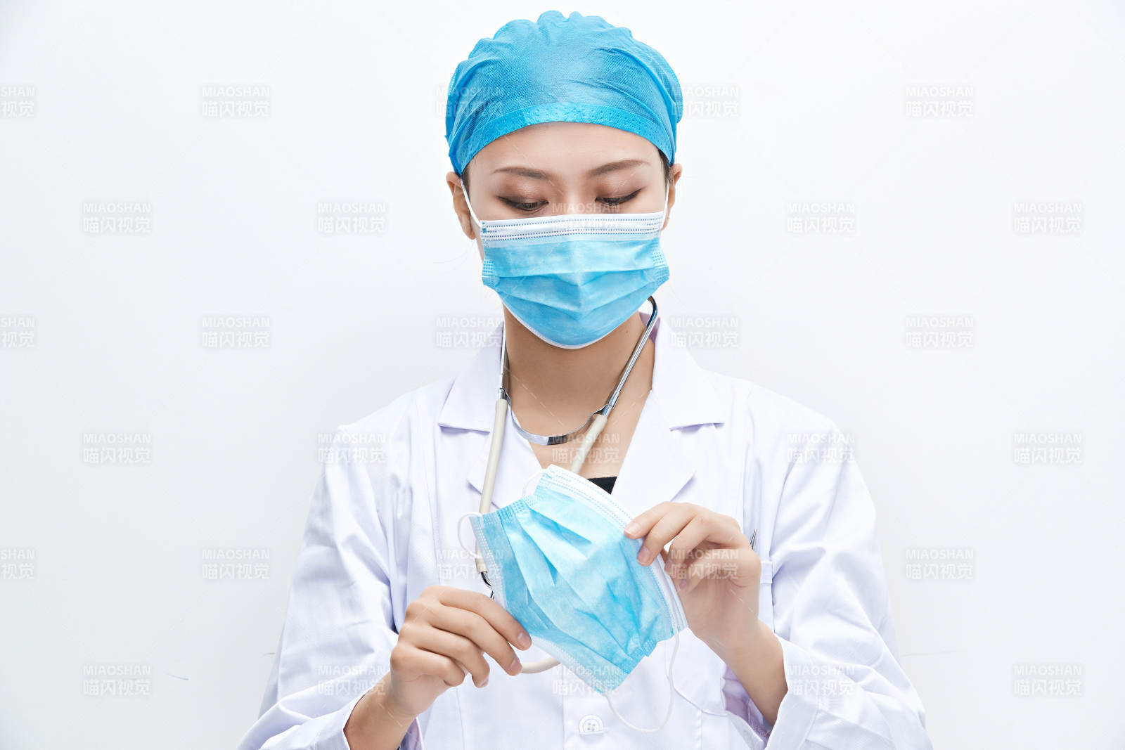 專業的醫護人員提示口罩佩戴的重要性