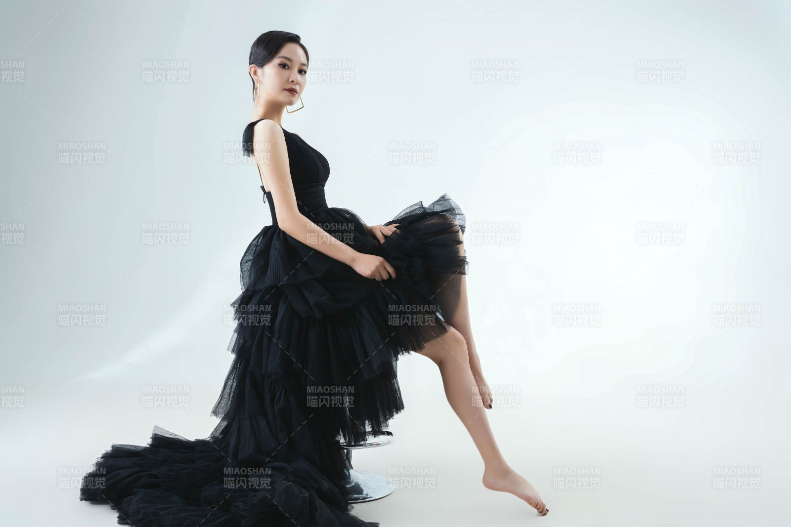 棚拍白色背景下的潔白婚紗新娘美妝