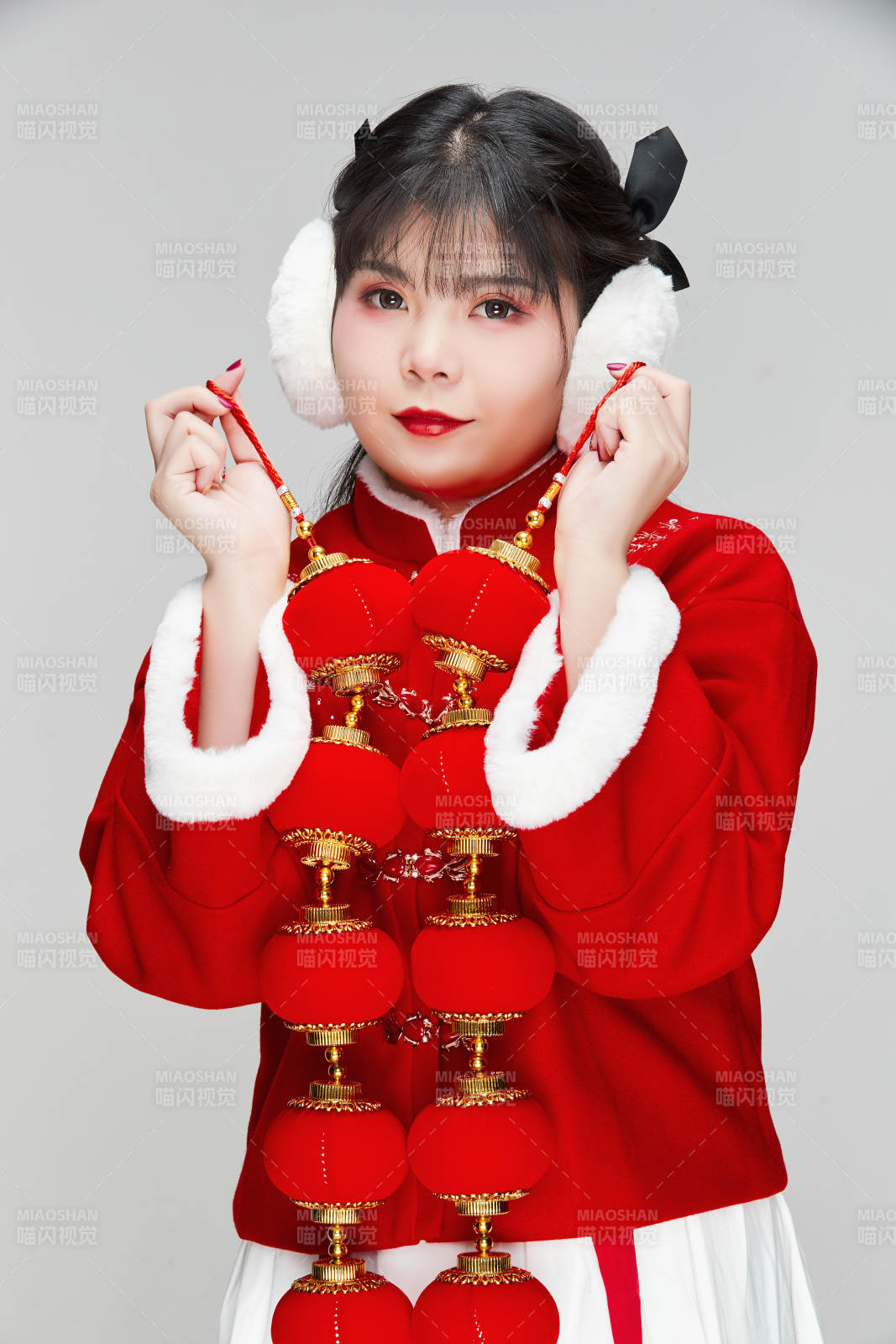 手提紅燈籠身穿喜慶漢服的可愛少女