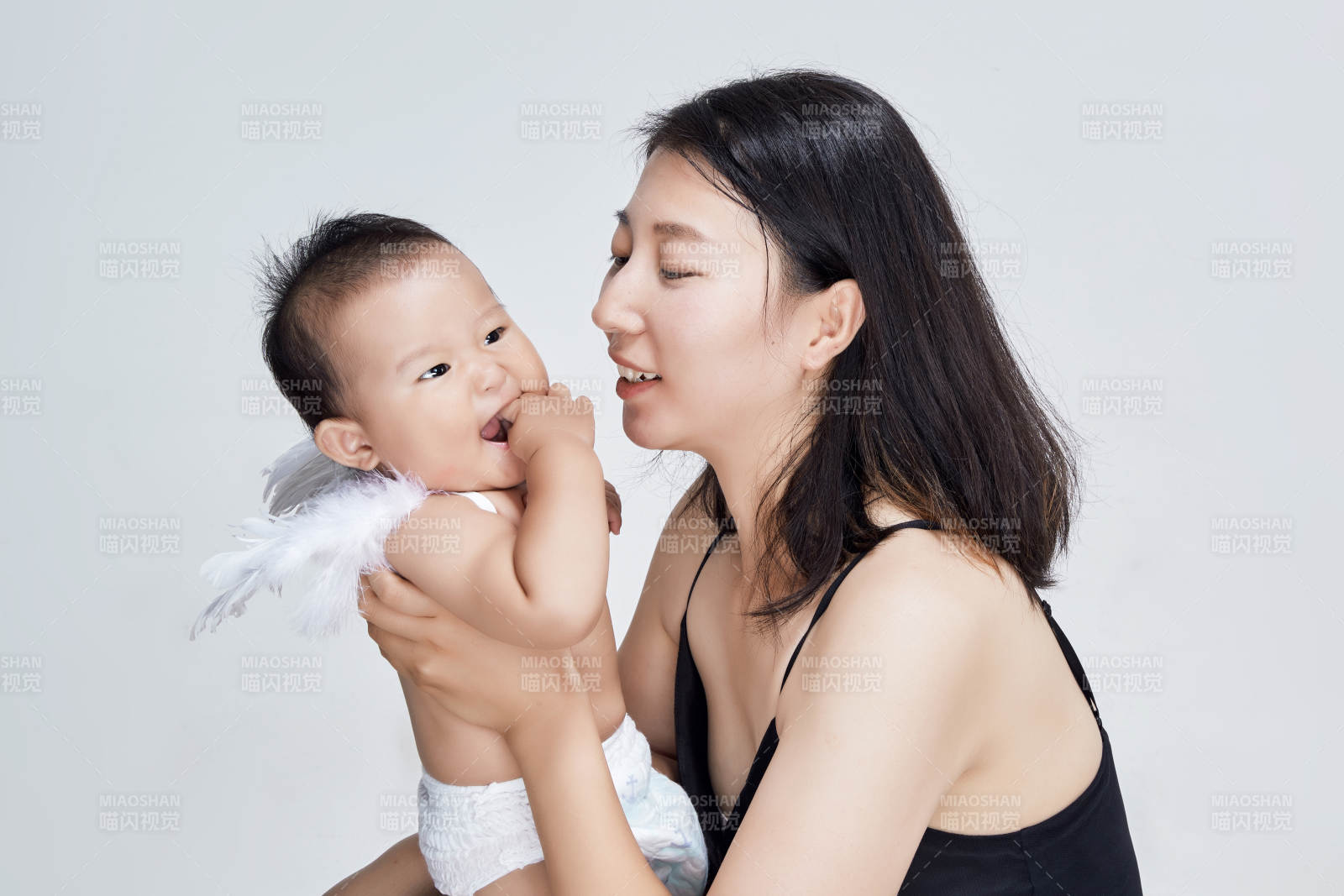 媽媽陪伴寶寶快樂的玩耍