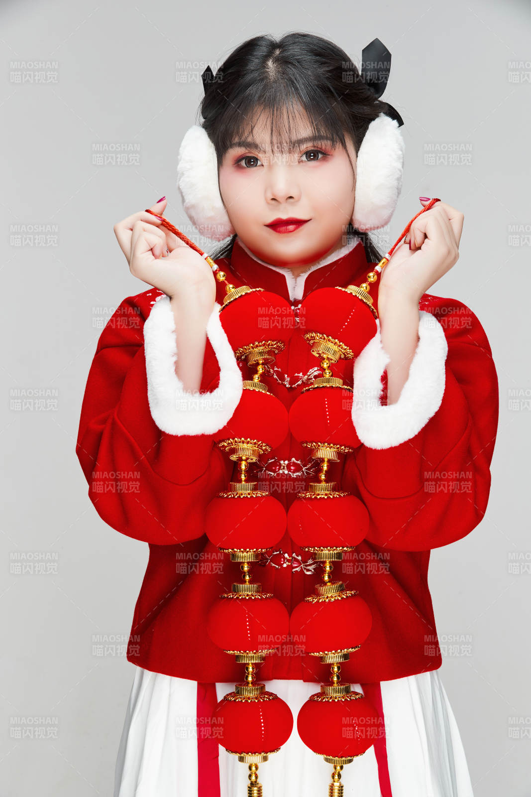 手提紅燈籠身穿喜慶漢服的可愛少女