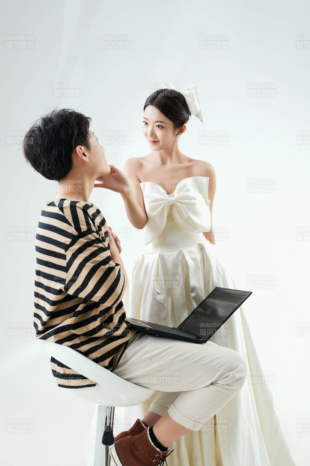 沉浸在網(wǎng)絡(luò)戀愛世界的青年男女