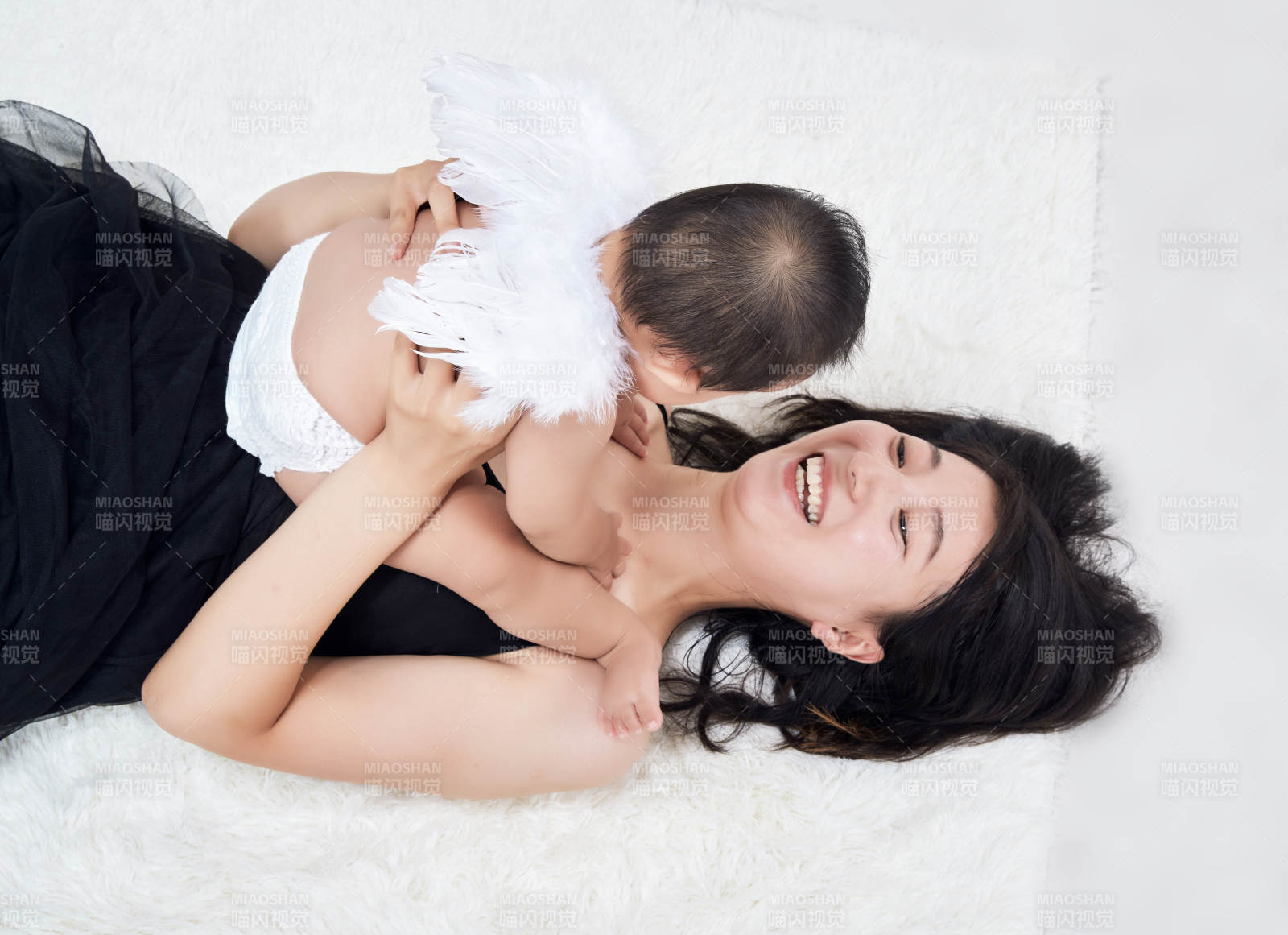 媽媽陪伴寶寶快樂的玩耍