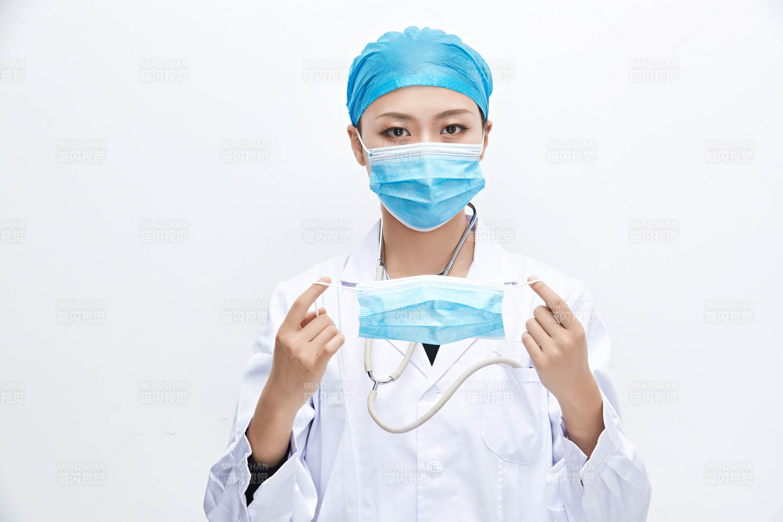 專業的醫護人員提示口罩佩戴的重要性