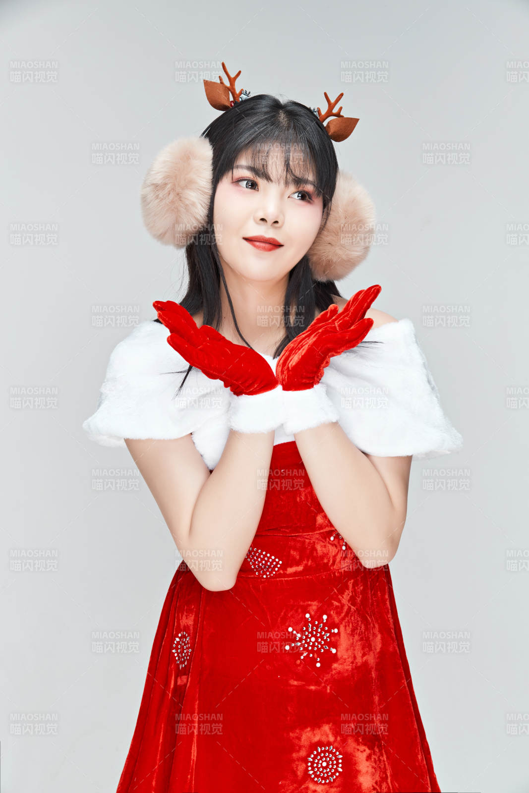 身穿圣誕服飾的性感可愛亞洲少女