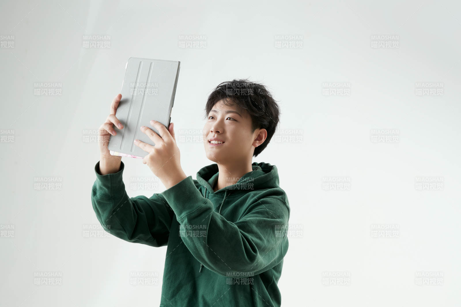 沉浸在網(wǎng)絡(luò)戀愛世界的青年男子