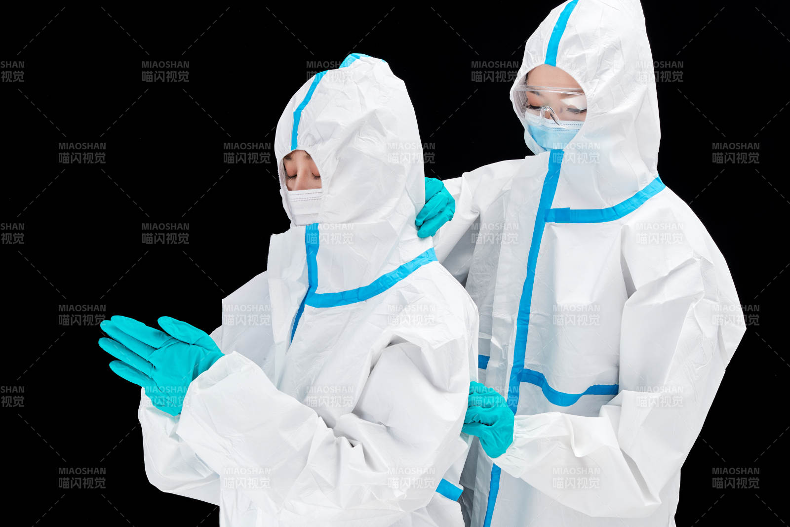 穿白色防護服佩戴護目鏡口罩的防疫人員