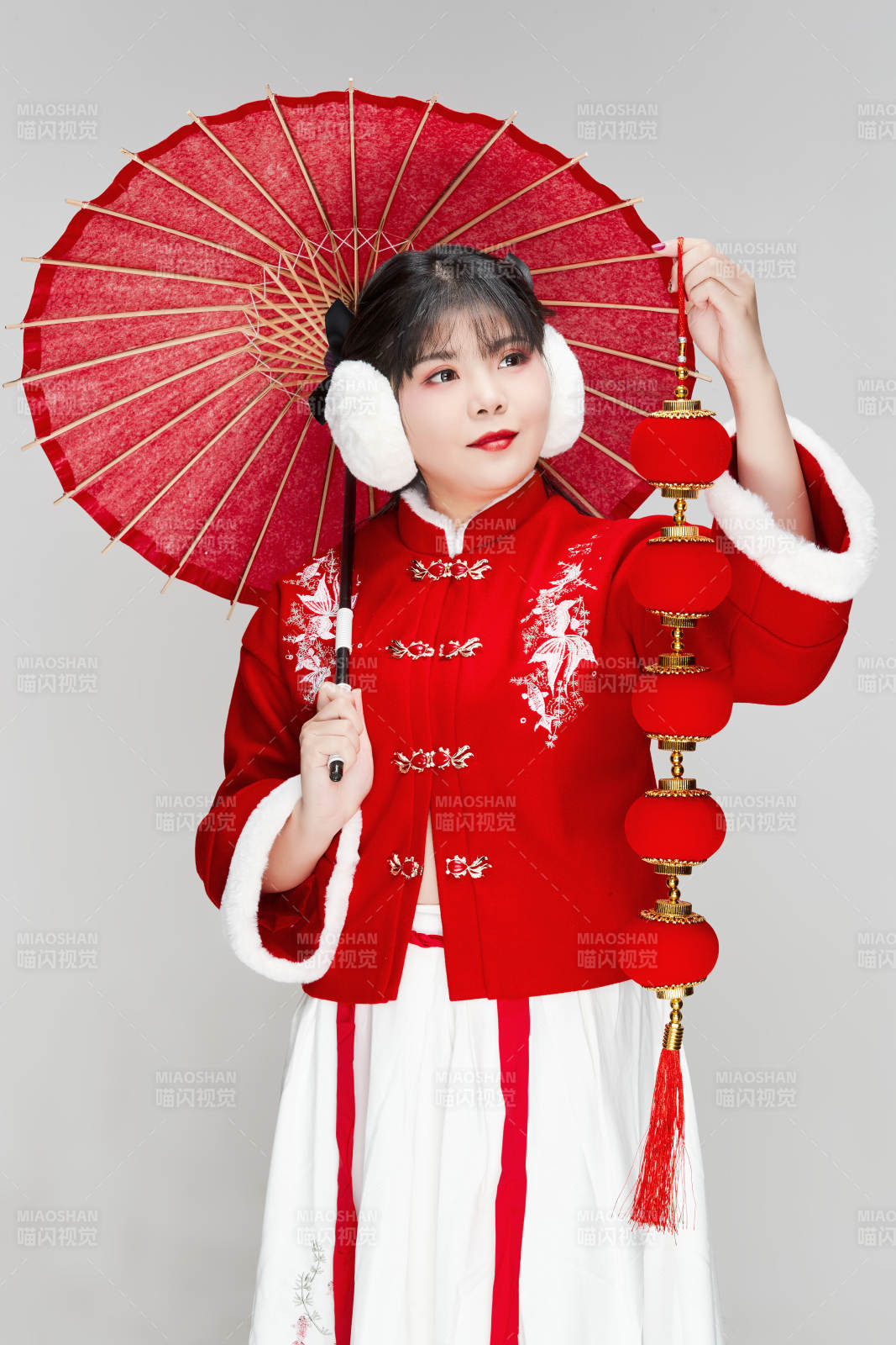 手打油紙傘手提紅燈籠身穿喜慶漢服的可愛少女