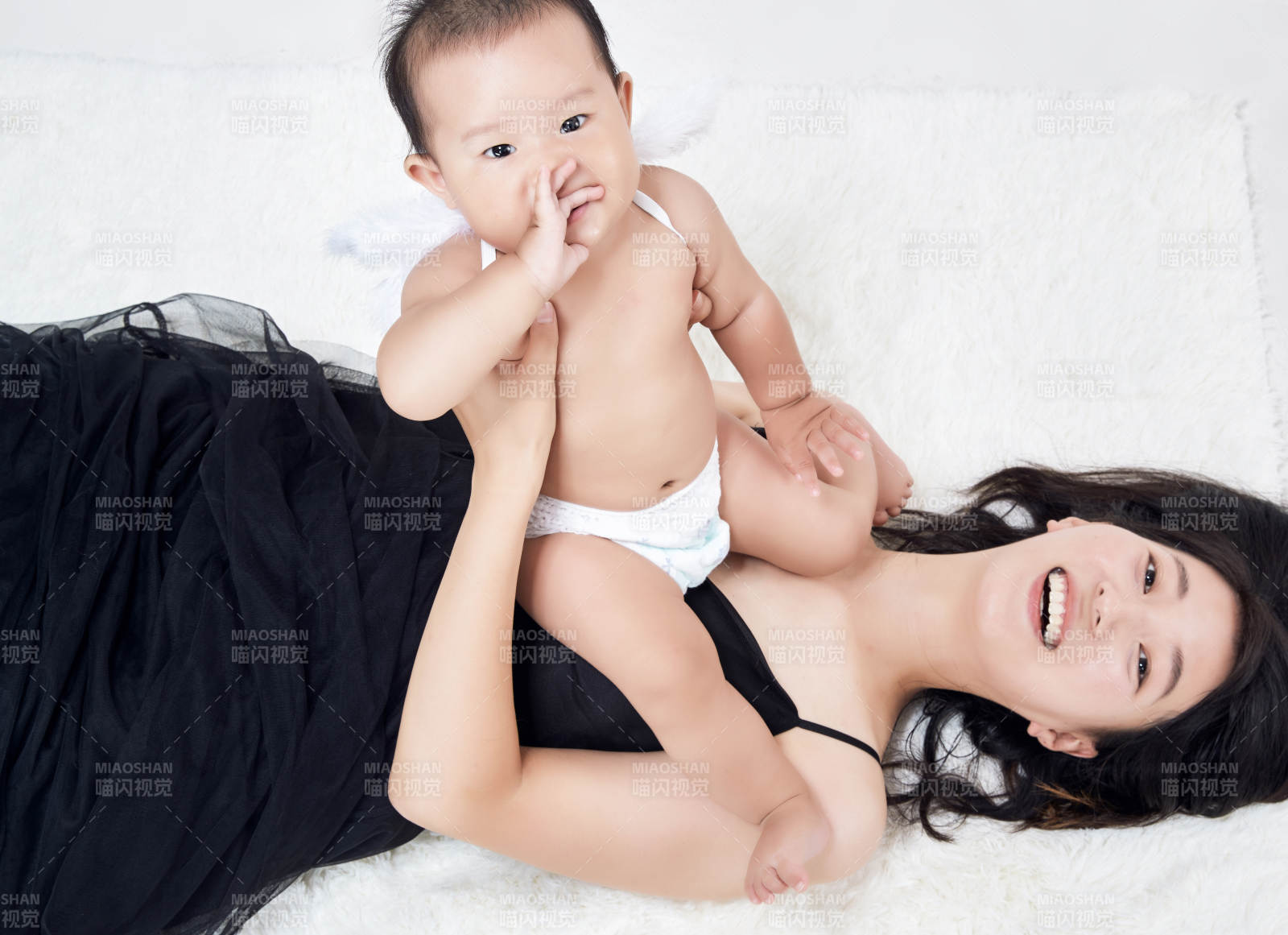 媽媽陪伴寶寶快樂的玩耍