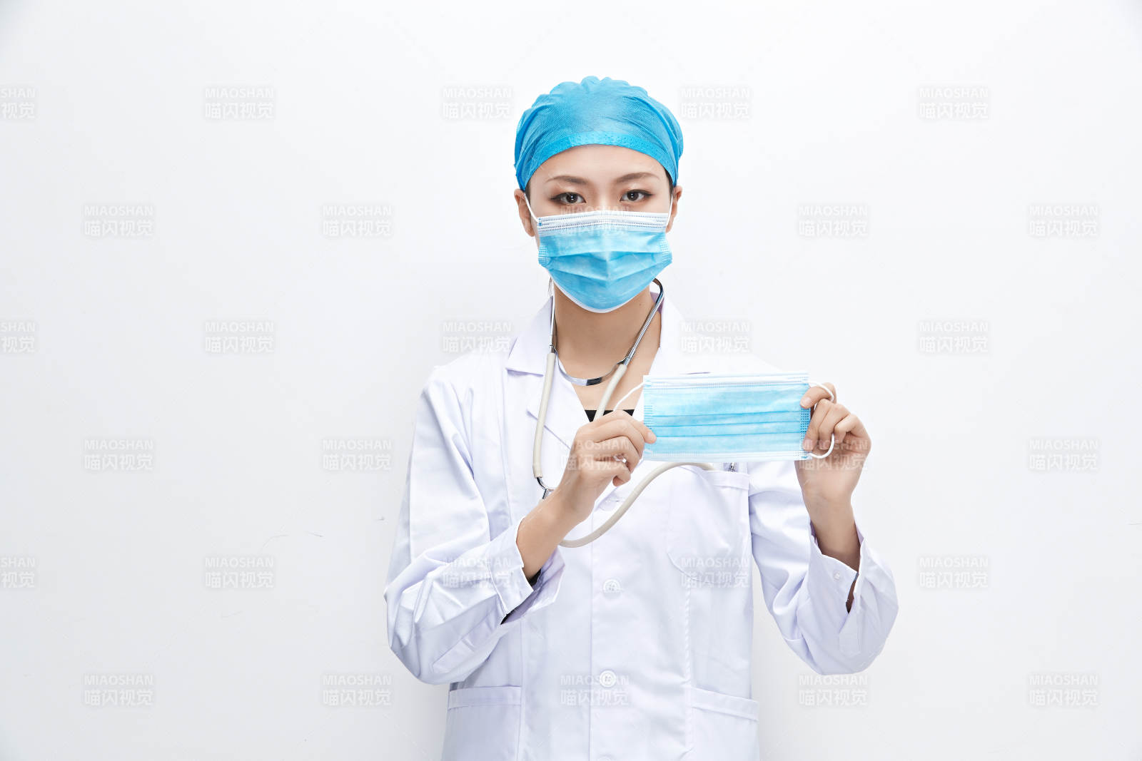 專業的醫護人員提示口罩佩戴的重要性