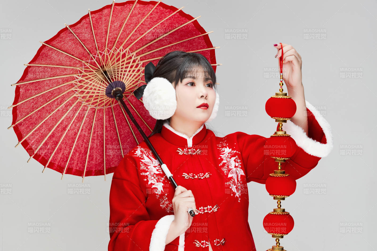 手打油紙傘手提紅燈籠身穿喜慶漢服的可愛少女