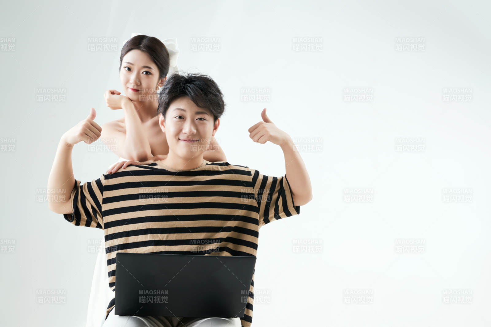 沉浸在網絡戀愛世界的青年男女