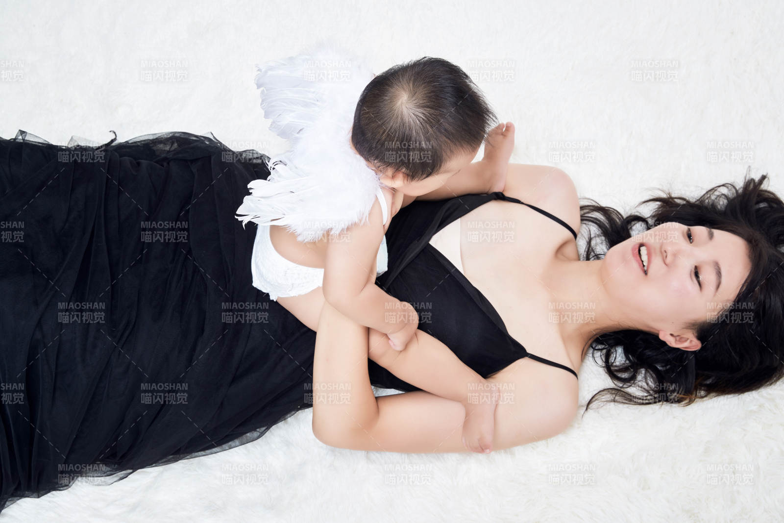 媽媽陪伴寶寶快樂的玩耍