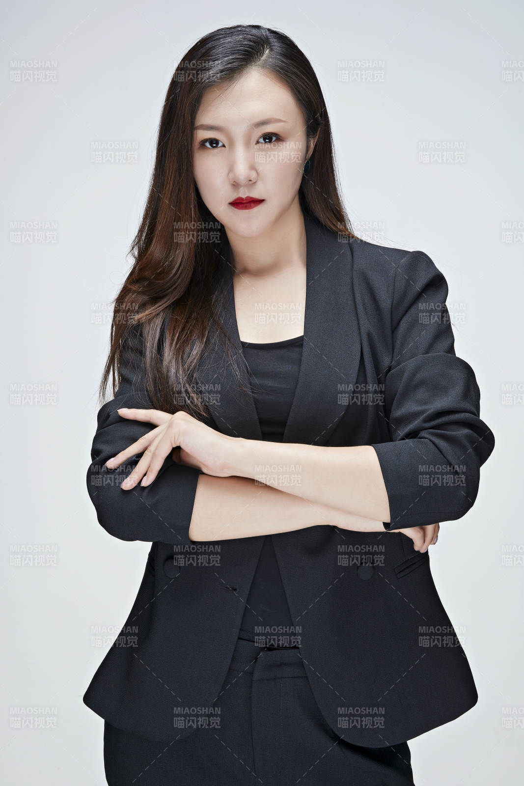 影棚拍攝白色背景亞洲年輕女性商務人像