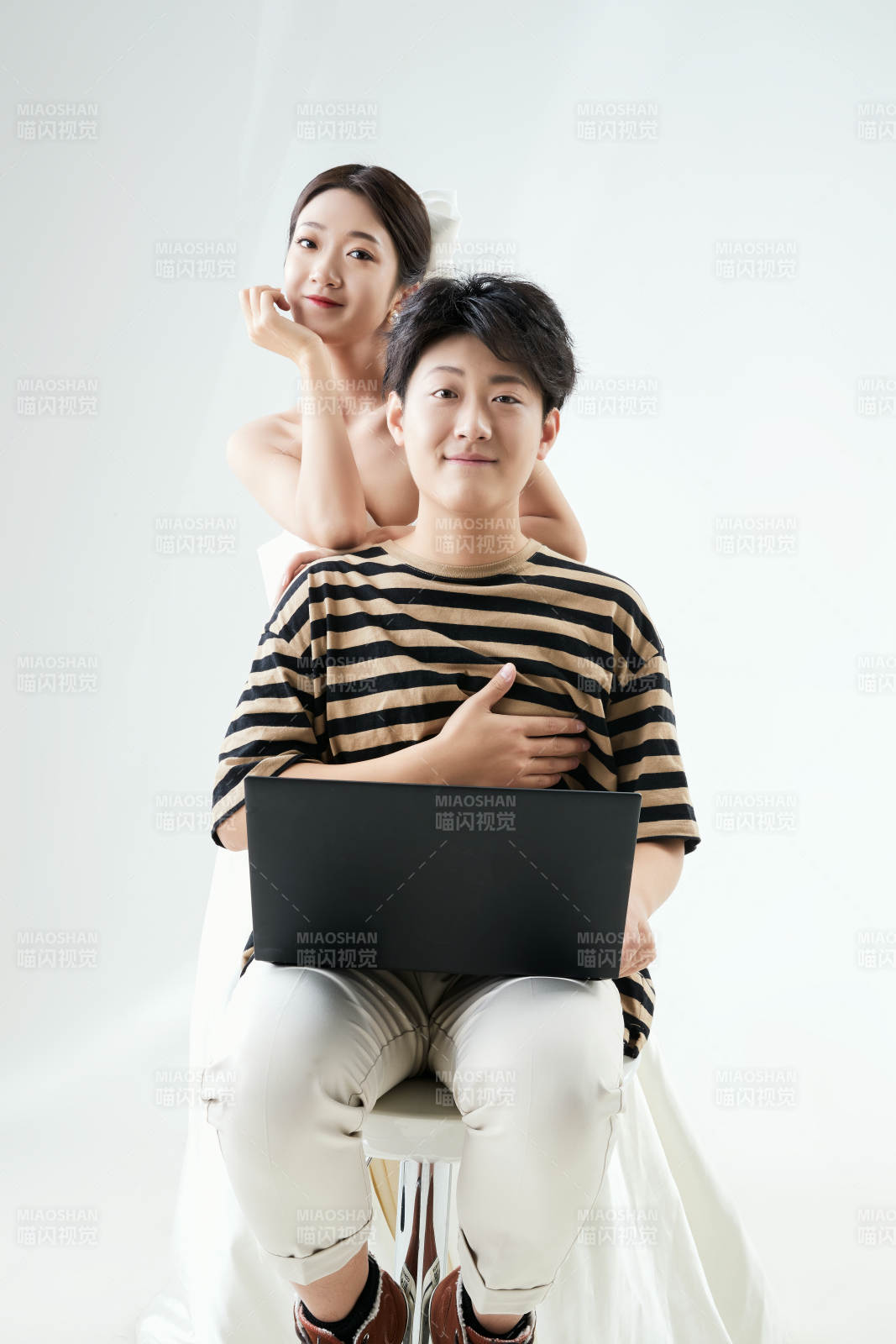 沉浸在網絡戀愛世界的青年男女