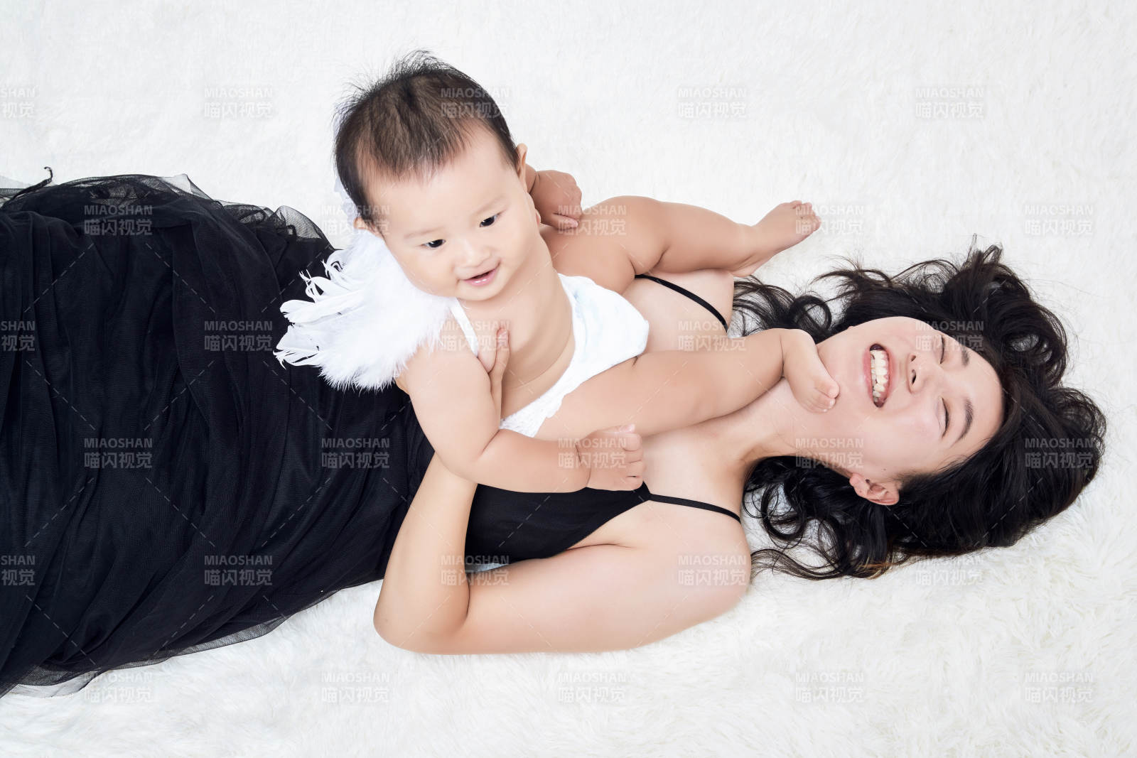 媽媽陪伴寶寶快樂的玩耍