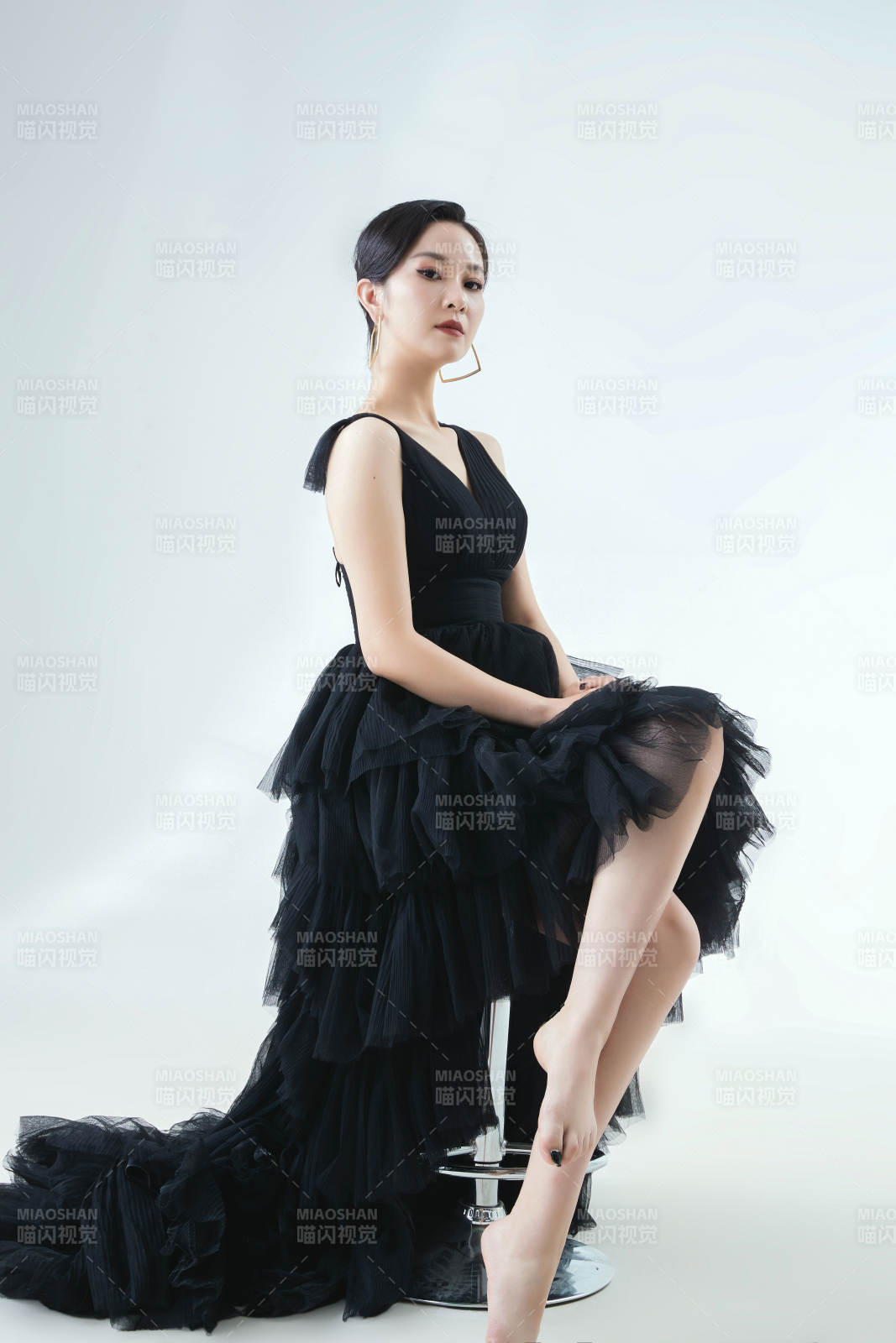 棚拍白色背景下的潔白婚紗新娘美妝