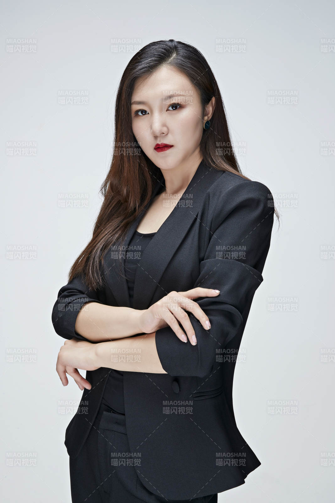 影棚拍攝白色背景亞洲年輕女性商務人像